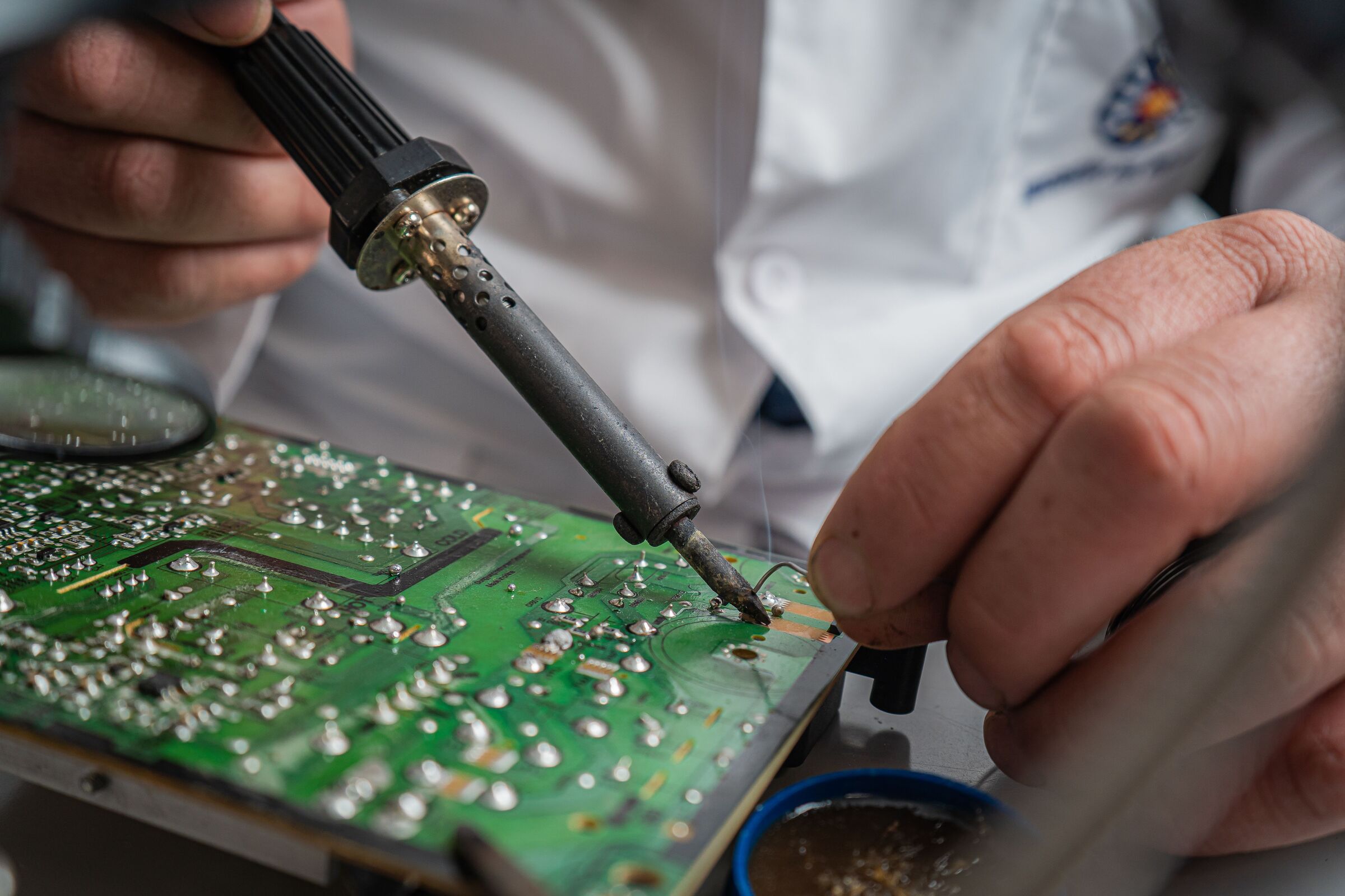 Lötarbeit an einer Platine, Präzisionsarbeit im Detail